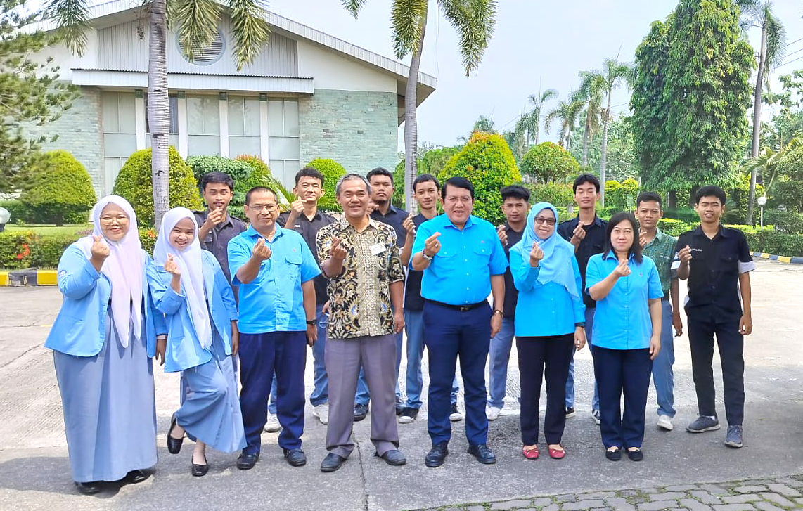 Foto bersama dengan Siswa/siswi PKL dari SMK Bina Teknika Desa Dayeuh, Cileungsi di PT. Megah Megalon Industries